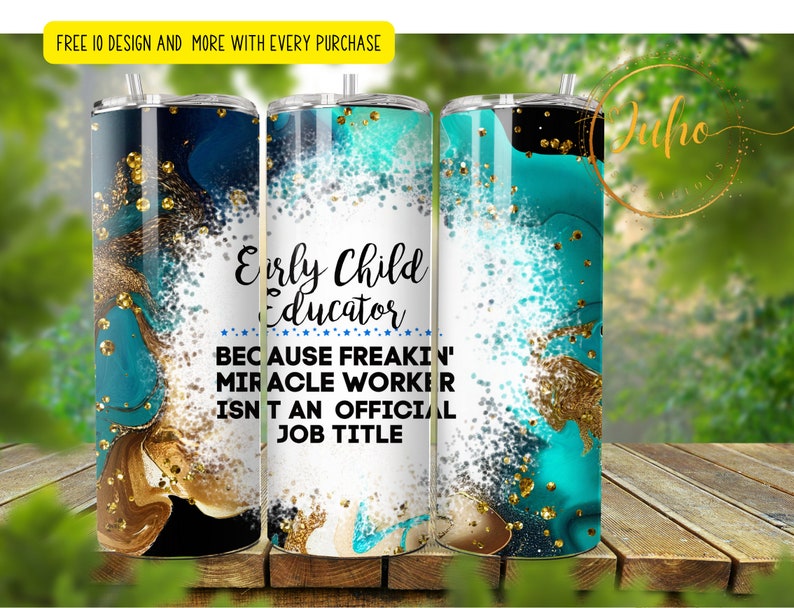 Op de afbeelding: Een witte tumbler met een teal en gouden marmerdessin. Op de tumbler staat de tekst "Early Child Educator Because Freakin' Miracle Worker Isn't An Official Job Title" gedrukt.