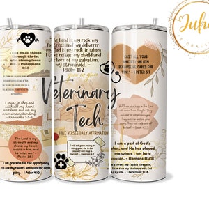 Puede incluir: Un vaso de acero inoxidable blanco con pajita, con citas inspiradoras y un dise&ntilde;o de huella de pata. El vaso tiene las palabras "Veterinary Tech" y vers&iacute;culos b&iacute;blicos. Un art&iacute;culo decorativo para veterinarios.