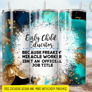 Op de afbeelding: Een turquoise en gouden tumbler met een witte achtergrond en de tekst "Early Child Educator Because Freakin' Miracle Worker Isn't An Official Job Title".