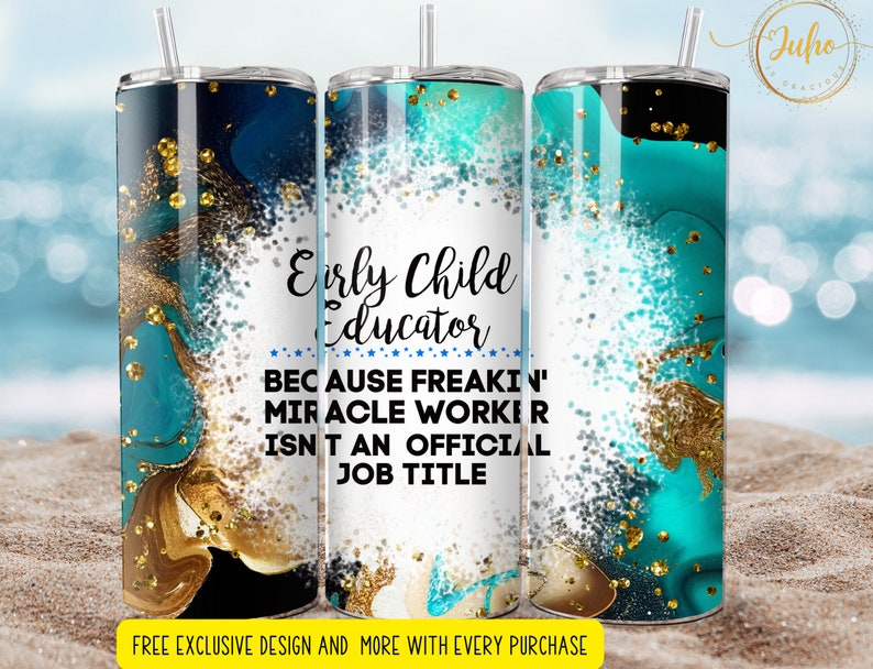 Op de afbeelding: Een turquoise en gouden tumbler met een witte achtergrond en de tekst "Early Child Educator Because Freakin' Miracle Worker Isn't An Official Job Title".