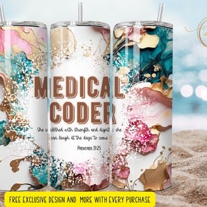 Könnte beinhalten: Ein weißer Becher mit einem abstrakten Design in Teal, Pink und Gold. Der Becher hat einen Strohhalm und den Text "MEDICAL CODER" in braunen Buchstaben. Der Text "She is clothed with strength and dignity; she can laugh at the days to come. Proverbs 31:25" ist in braunen Buchstaben unter dem Titel gedruckt.