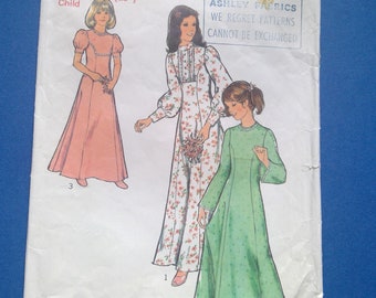 1975 bridesmaids sewing pattern , size 4 (chest 23" /58cm).