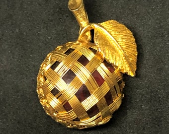 Pin de revers de cerise tonique d’or