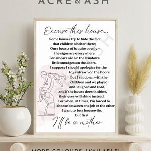 Puede incluir: Impresión enmarcada con el texto "Excuse this house..." en fuente cursiva. La impresión incluye un dibujo lineal de una madre y un niño. Las palabras "ACRE & ASH" están en la parte superior. La parte inferior de la impresión dice "MORE COLOURS AVAILABLE!"