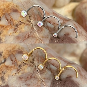 Piercing para nariz de titanio ASTM F136 de 2/2,5/3 mm AB con gema de circonita cúbica engastada en bisel Aurora Borealis, con forma de tornillo curvado.