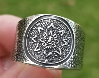 Anillo de plata de ley con calendario azteca tamano 12 3 4 tamano 12 1 2. Anillo de banda ancha de plata de ley unisex para hombre tamano 12 3 4 tamano 12 1 2. Etsy Mexico