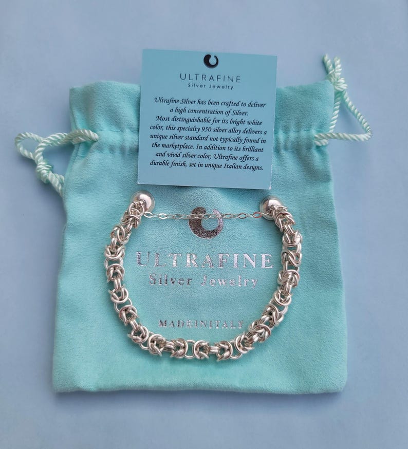 K&ouml;nnte beinhalten: Ein silbernes Armband mit einem Kettenglieddesign. Das Armband ist in Italien hergestellt und tr&auml;gt die Aufschrift "Ultrafine Silver Jewelry".