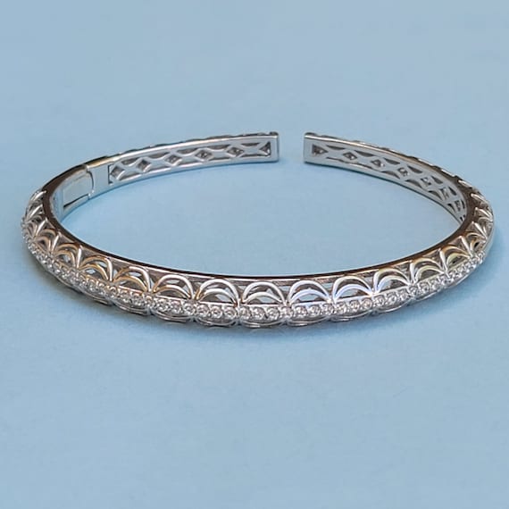 Tacori IV CZ Cubic Zirconia 925 Plata de ley con bisagras Brazalete 7 1 4 Circunferencia interior. Diamonique Plata de ley con bisagras CZ Brazalete Etsy Mexico