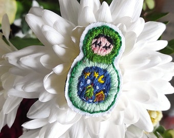 Broche brodée petite poupée russe verte