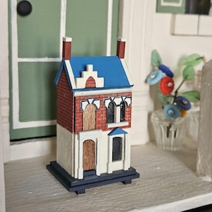 Casa de bonecas em miniatura para uma casa de bonecas com telhado azul no estilo Gottschalk