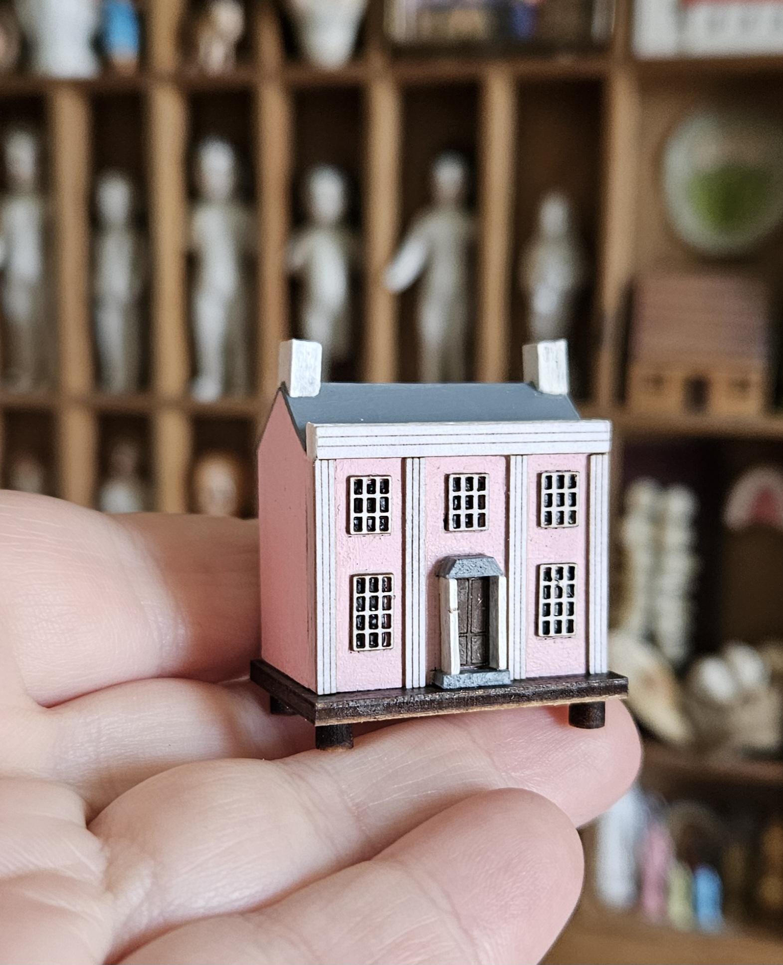 Casa delle bambole in miniatura in stile georgiano per una casa delle bambole in scala 1/12 o 1/18, modello di casa blu o rosa - Italia