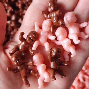 13pcs TINY PLASTIC BABIES Vintage Mini Baby Dolls Painted Faces Miniature  Dollhouse Shower Party Favors Crafting Supply Lot 