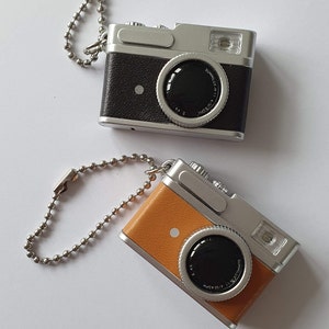 Miniatur Mini Retro Vintage Kamera Schlüsselanhänger leuchtet auch mit Sound