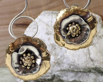 Boucles d'oreilles clip fleur pavot moderniste brutaliste des années 80, boucles d'oreilles matériaux mixtes, clip-ons floral ton doré et argent, hellevore maximaliste