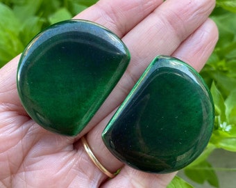 Vintage dark green pottery earrings, canadian pottery jewelry, glaze vintage hinge clip-on earrings, waxing and waning crescent shaped