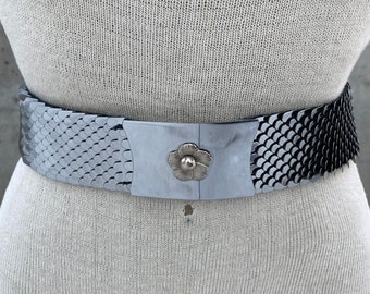 Vintage 70s silver tone stretch belt, silver metal fish scale cincher, slinky stretchy elastic, silver tone rectangular buckle with flower