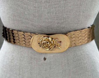 Vtg Gold Tone Fish Scale Stretch Belt, 70s Metal Elastic Waistband, Sculptural Rose Buckle, Glam Rock Goddess Fashion, Statement Accessory