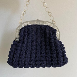 Bolso de mano de crochet azul marino de los años 30, marco de acetato floral translúcido, bolso de noche estilo flapper, accesorios vintage, noche de chicas jazz