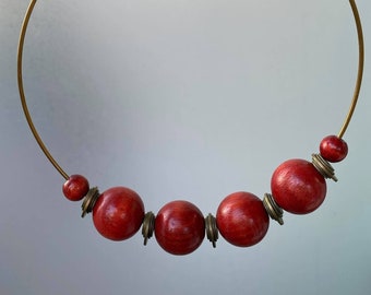 Vintage wood beaded wire necklace, vintage wire choker, boho hippie chocker, summer solstice gift, ethnic accessory, red wood beads