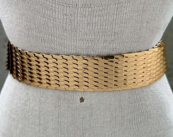 Vintage 70s gold tone stretch belt, gold metal fish scale elastic belt, slinky stretchy elastic, fashion statement, sophisticated waistband