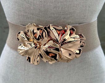 Vintage gold tone elastic belt, chunky pair of flowers buckle, fashion statement belt, sophisticaded style, maximalist chic look, stage accs