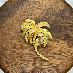 Złota broszka z motywem palmy z lat 80., broszka z teksturowanym liściem palmy, dodatki do tropikalnych kurortów, biżuteria kostiumowa, maksymalistyczny styl ślubu na plaży