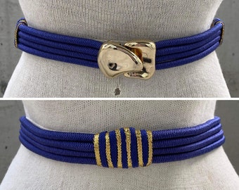 Cinturón vintage de cuerda elástica azul, hebilla dorada efecto espejo, detalles azules y dorados, sofisticado estilo de club náutico, elegante estilo náutico