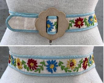 ceinture de broderie florale vintage, ceinture en tissu beige et bleu bébé des années 80, fleurs multicolores, boucle de fleur en bois, mode cottagecore