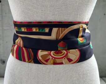 Ceinture en soie Salvatore Ferragamo des années 90, large écharpe de créateur italienne, imprimé architecture, accessoire d'invité de mariage, tenue de la semaine de la mode de Milan