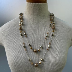 Długi naszyjnik z pereł w stylu vintage, sztuczne perły w kolorze złota, łańcuszek metalowy w kolorze srebrnym, długi kołnierz w kolorze złota i srebra, elegancka biżuteria