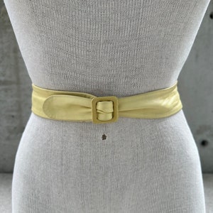 Cinturón vintage de piel amarilla bebé, cinturón estrecho amarillo de los años 80, mini hebilla cuadrada pasante, estética minimalista, look corporativo, estilo rockero.