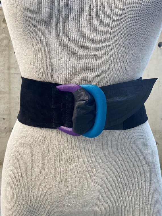 Vintage 80’s belt in black leather with blue detail. Vintage 80 main image 4