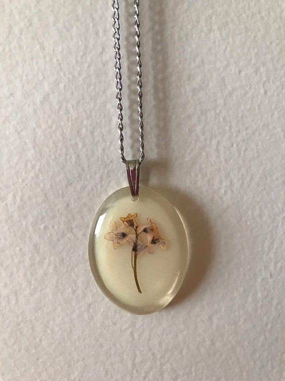 Jewelry with flowers inside outlet