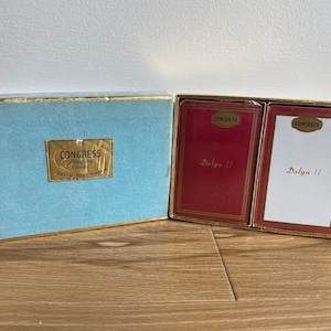 cartes à jouer vintage du Congrès, double jeu Dalyn II, finition cel-u-ton, cartes scellées, boîte en velours bleu poussiéreux, cartes bordeaux et blanches