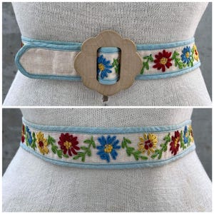 Vintage floral embroidery belt, 80s beige and baby blue fabric  belt, multicolor flowers, wooden alike flower buckle, cottagecore fashion