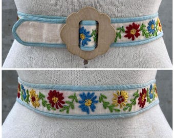 Vintage floral embroidery belt, 80s beige and baby blue fabric  belt, multicolor flowers, wooden alike flower buckle, cottagecore fashion