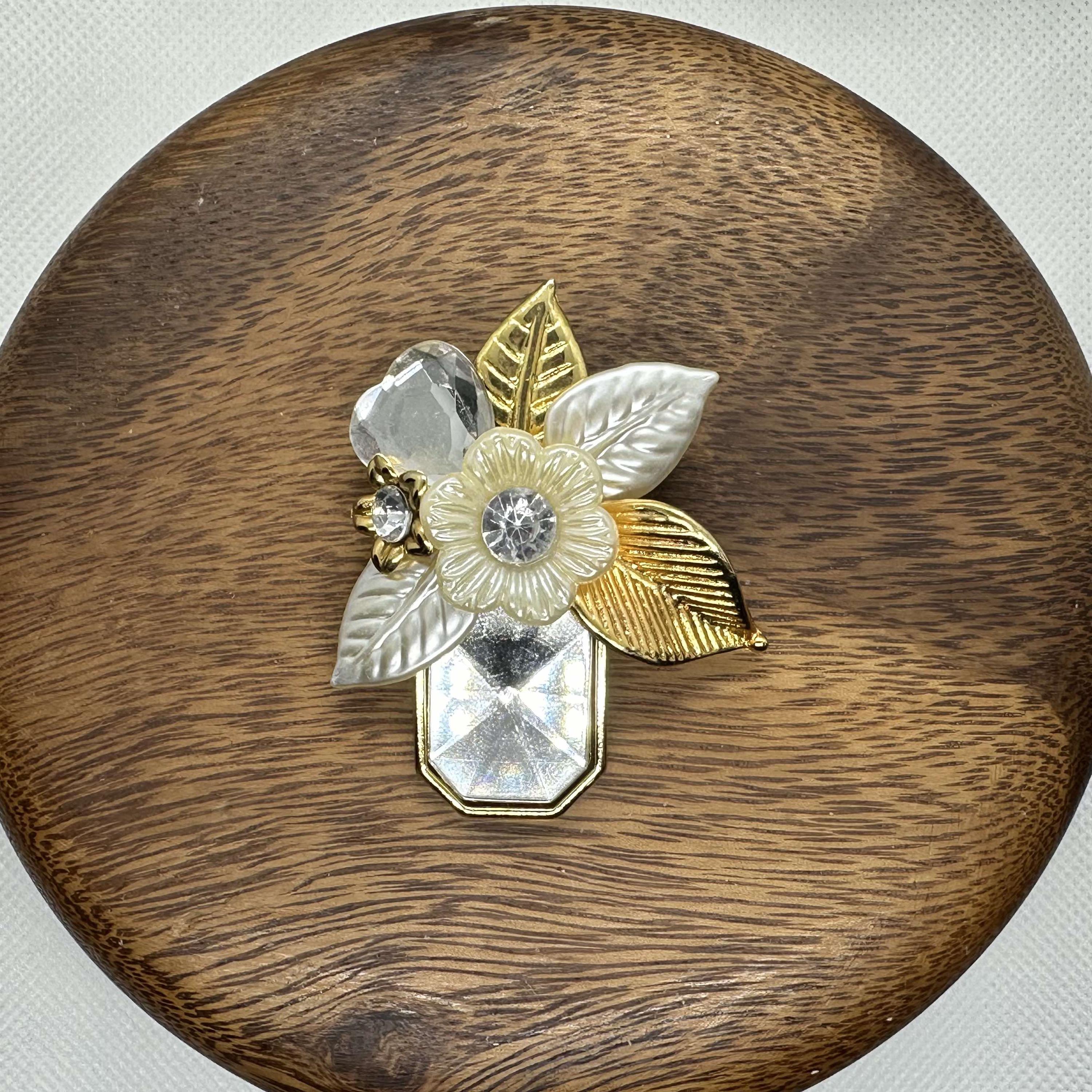 Incroyable parure mariée broche et boucles d'oreilles pendantes - Cristaux de mandarine radieux avec fausses perles dans un joli cadre doré-Art.137/5 - France Incroyable parure mariée broche et boucles d'oreilles pendantes - Cristaux de mandarine radieux avec fausses perles dans un joli cadre doré-Art.137/5 - France
