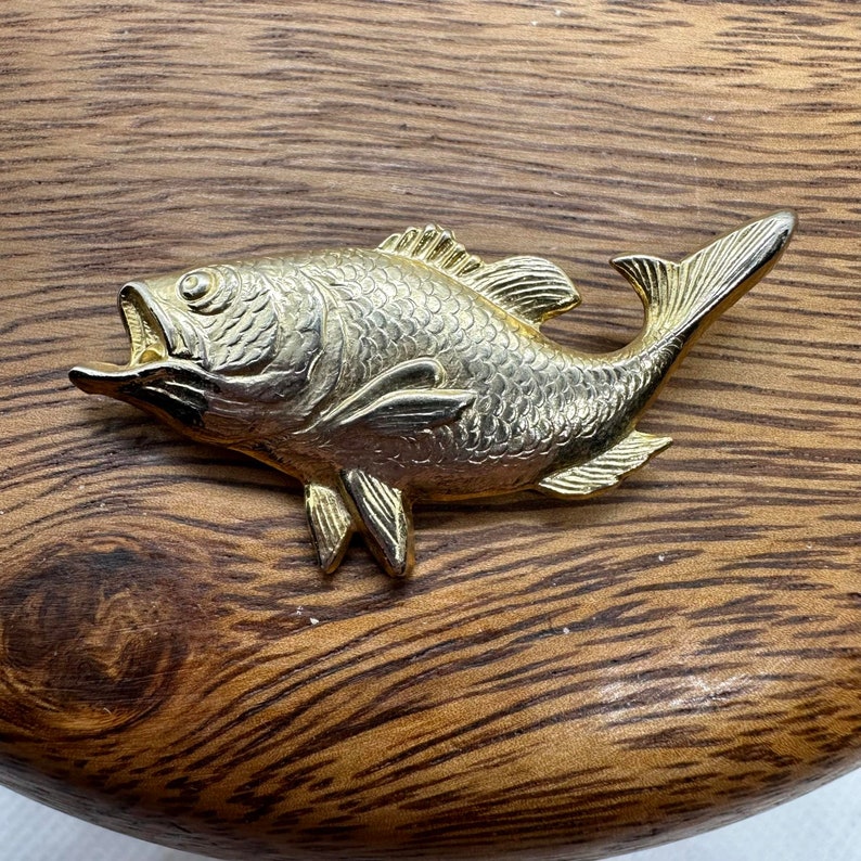 80er Jahre großer Mund Bass Fisch Brosche, Vintage Gold Ton Fisch Pin, Sportbootfahren, Seefischerei Enthusiasten, Großeltern Geschenk, Fischer Accessoires Bild 6