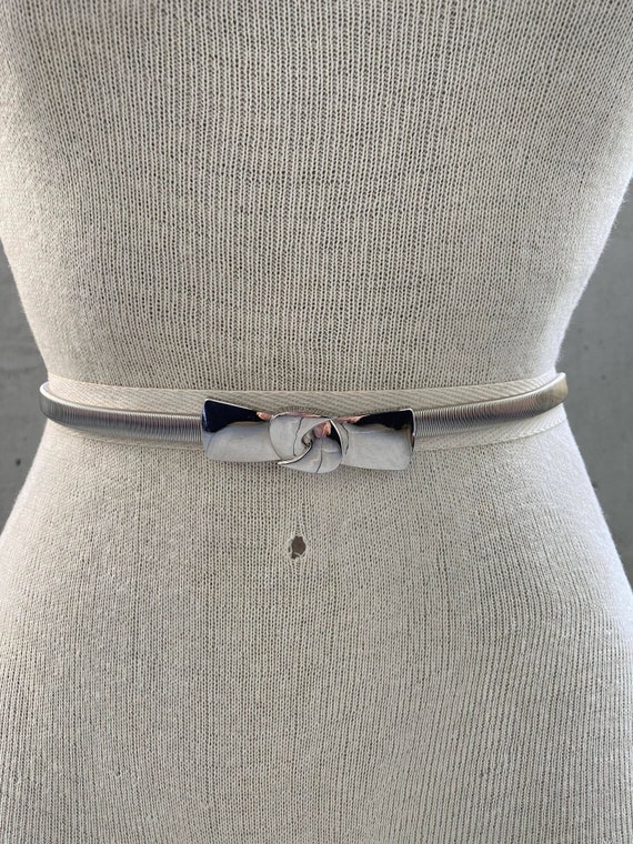 80s silver tone serpentine belt, mod style stretch belt, bow metal buckle, vintage disco accessories, minimalism fashion, business attire