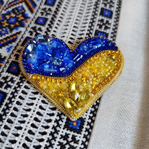 Ukrainian beaded heart brooch pin, Brooch in national colors of Ukrainian flag, Ukrainian patriotic brooch