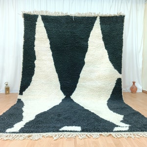 Künstlerischer Beniourain Teppich, Handgemachter Teppich, Schwarz-weißer Teppich, Marokkanischer Wollteppich, Weißer und schwarzer Teppich, Fester Weißer Teppich