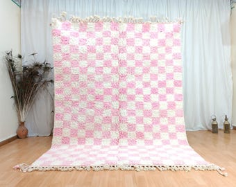 Handgefertigter Karierter Marokkanischer Teppich, Rosa und Weißer Individueller Teppich