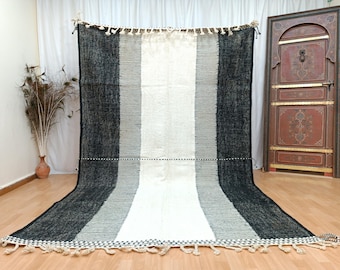 Alfombra Zanafi hecha a mano en blanco y negro: Alfombra Kilim de lana tejida a mano con tejido plano.