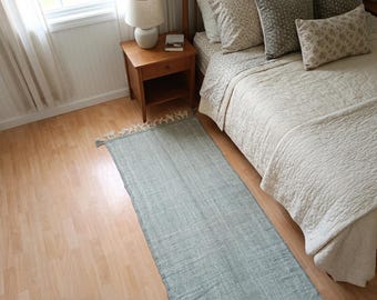 Alfombra de mesilla tejida a mano, alfombra de lana plana para dormitorio, alfombra gris minimalista neutra y acogedora.