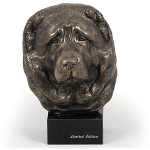 Könnte beinhalten: Bronzeskulptur eines Zentralasiatischen Schäferhundes auf einem schwarzen Marmorsockel. Die Skulptur ist eine limitierte Auflage.