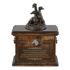 Könnte beinhalten: Eine hölzerne Tierurne mit einer Bronzeskulptur von drei Windhunden auf der Oberseite. Die Urne hat eine Plakette mit dem Namen "CHARLIE" und den Daten "*17.07.2005 † 25.02.2018". Die Urne hat auch ein Zitat: "DIEJENIGEN, DIE WIR LIEBEN, GEHEN NICHT WEG, SIE GEHEN AN UNSERER SEITE, JEDEN TAG, UNSICHTBAR, UNHÖRBÄR, ABER IMMER IN DER NÄHE, IMMER GEliebt, IMMER VERMISST UND SEHR LIEB."