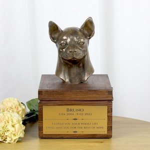 Chihuahua urn for dog&#39;s ashes, Urn with engraving and sculpture of a dog, Urn with dog statue and engraving, Custom urn for a dog