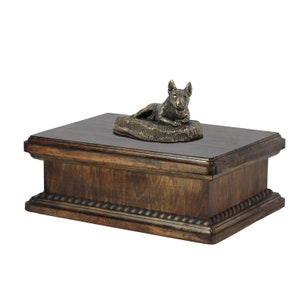Bull Terrier Lying Urn pour les cendres de chien, Mémorial avec statue sur le dessus, urne en bois inférieure