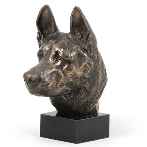 Könnte beinhalten: Bronzeskulptur eines Deutschen Schäferhundes auf einem schwarzen Marmorsockel.