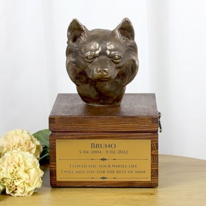 Chihuahua urn for dog&#39;s ashes, Urn with engraving and sculpture of a dog, Urn with dog statue and engraving, Custom urn for a dog